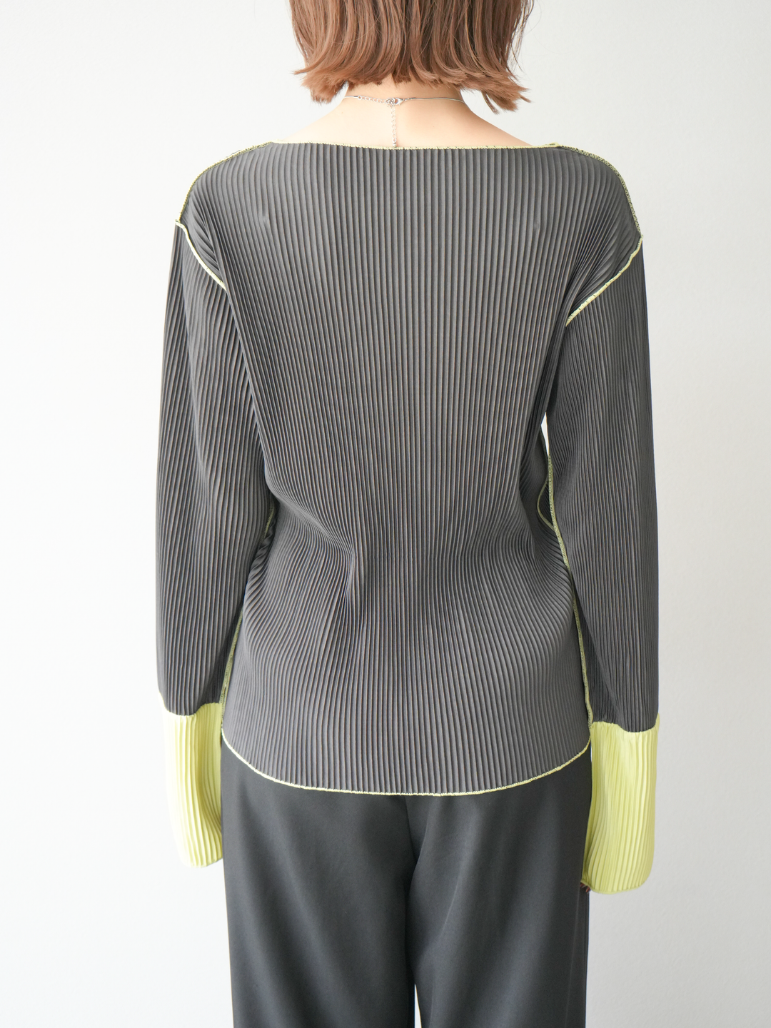 ✨美品✨　プリーツプリーズ　黒×ゴールド　トップス　３ ✨美品✨ プリーツプリーズ 黒×ゴールド トップス 3 PLEATS PLEASE