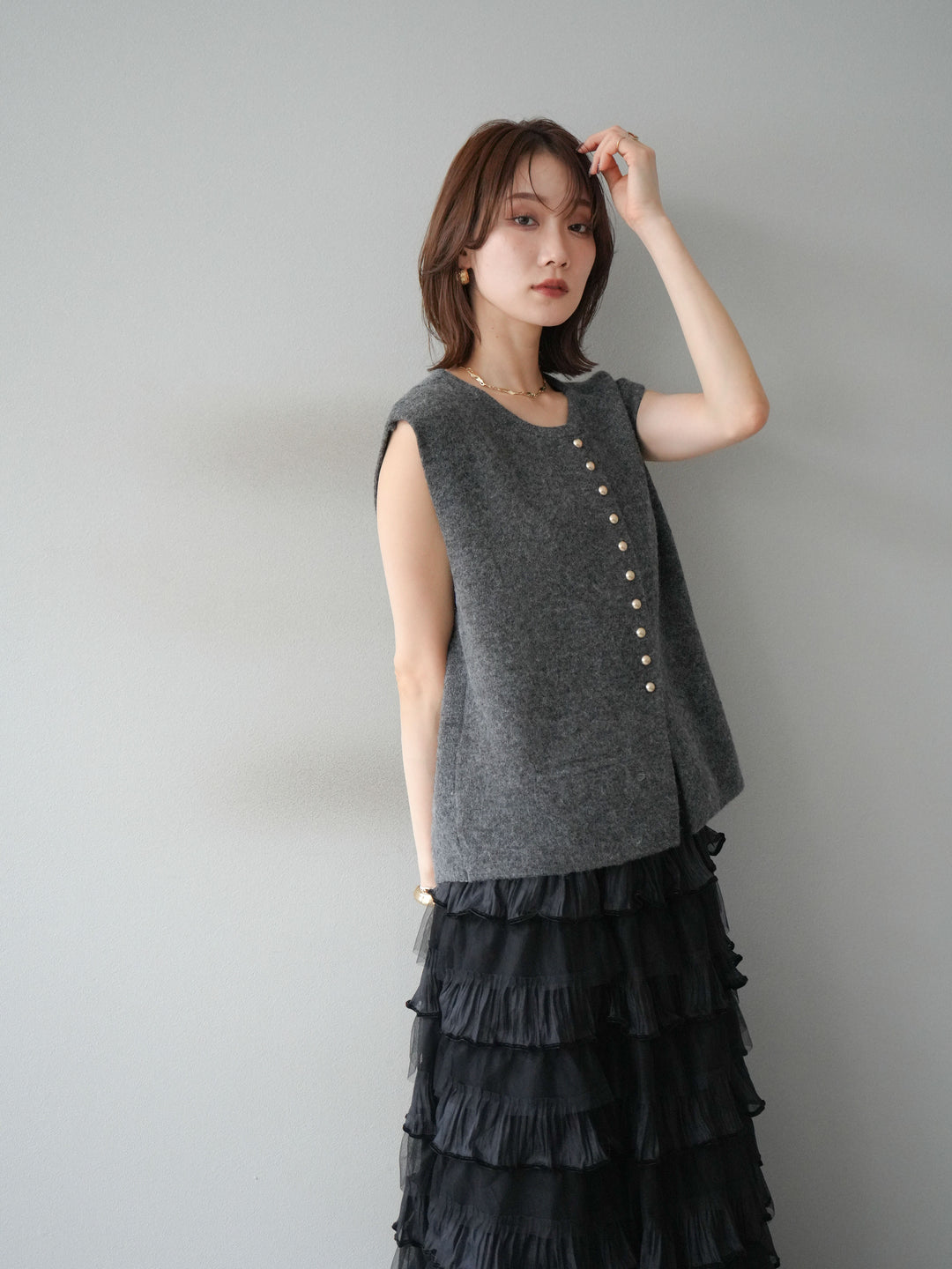 [予約]ゴールドボタンコンパクトニットベスト/ダークグレー