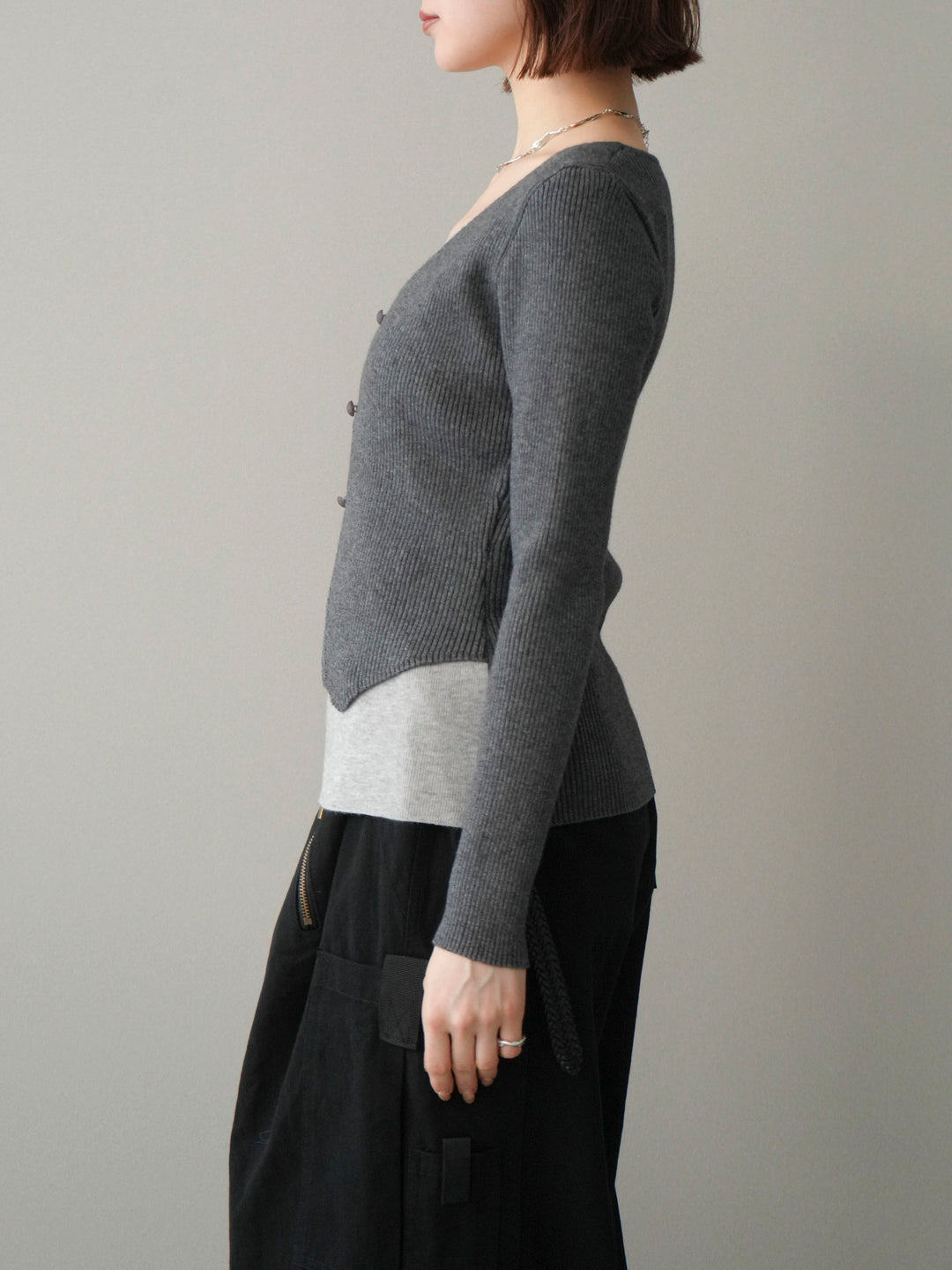 [予約]Vネック配色レイヤードスリットニットトップス/charcoal