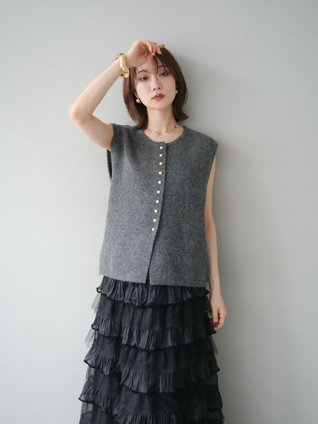 [予約]ゴールドボタンコンパクトニットベスト/ダークグレー