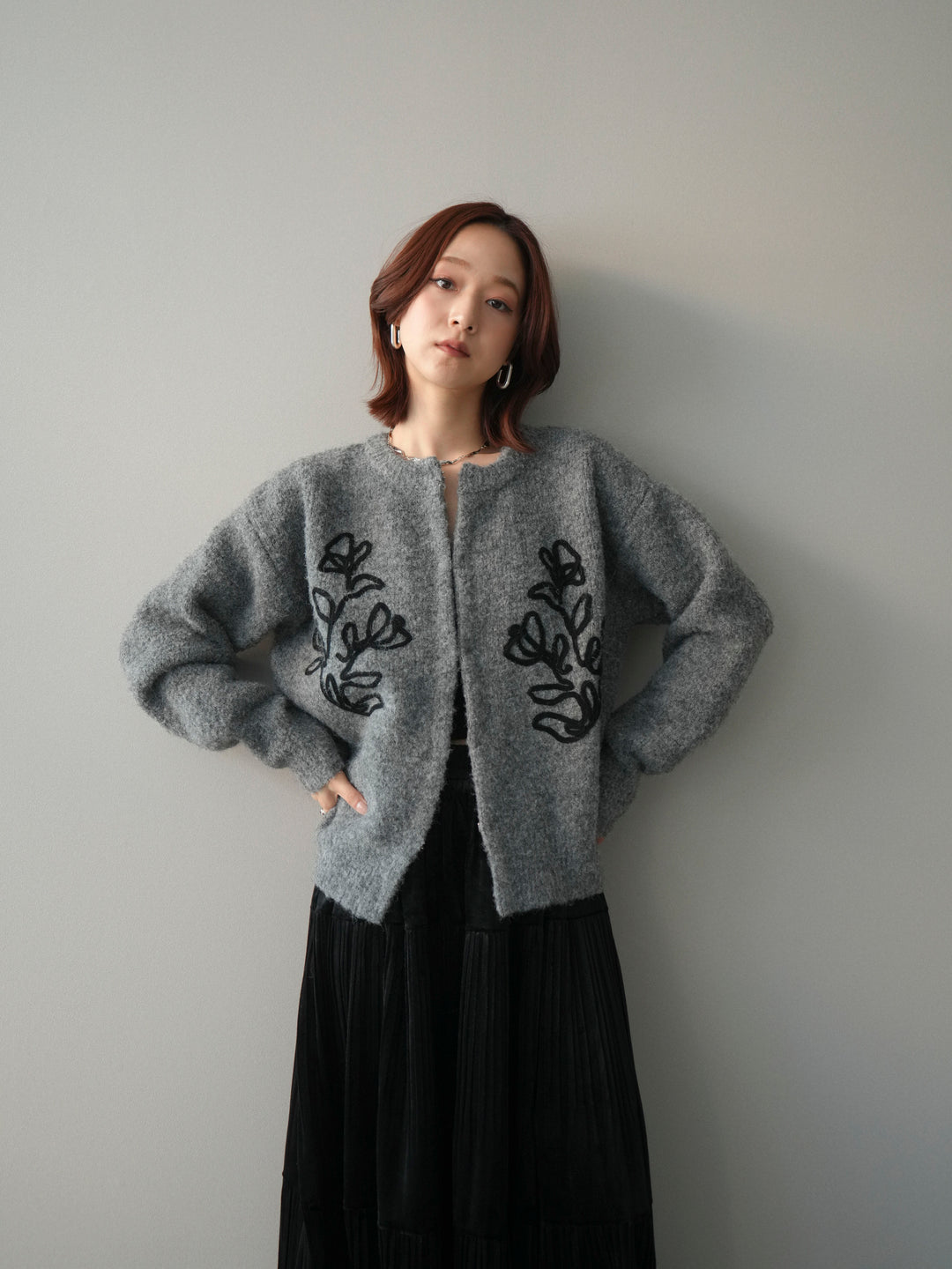 [SET]テープ刺繍ホック開きブークレニットカーディガン+ベロアティアードワッシャースカート(2set)