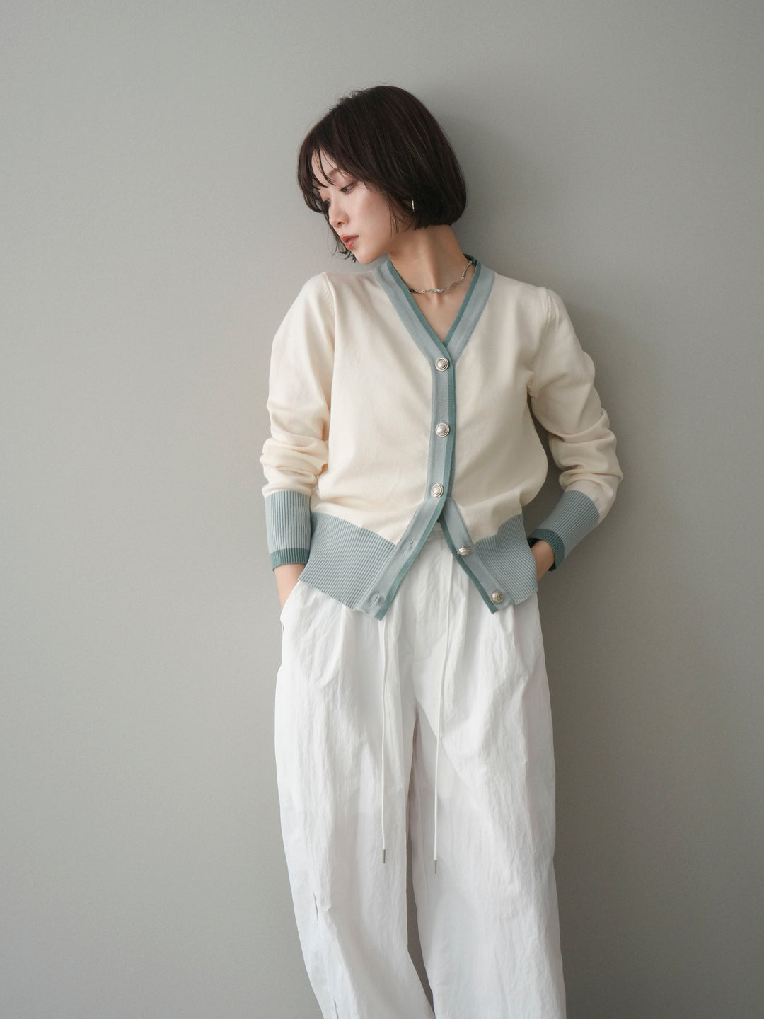 [予約]デザインボタン配色Vネックニットカーディガン/offwhite