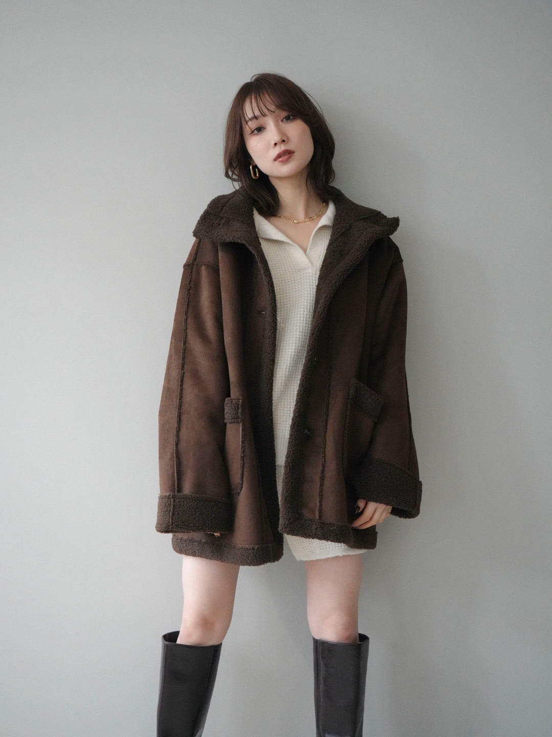 [予約]スタンドネックフェイクムートンミディアムコート/brown