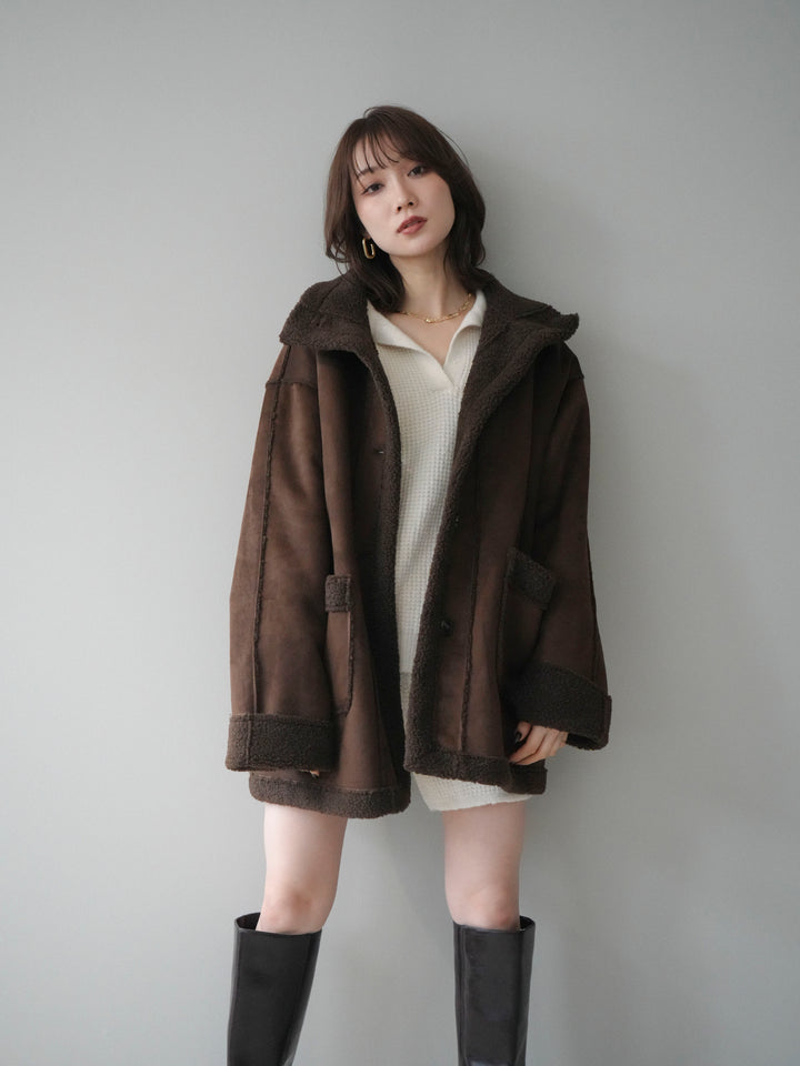 [予約]スタンドネックフェイクムートンミディアムコート/brown