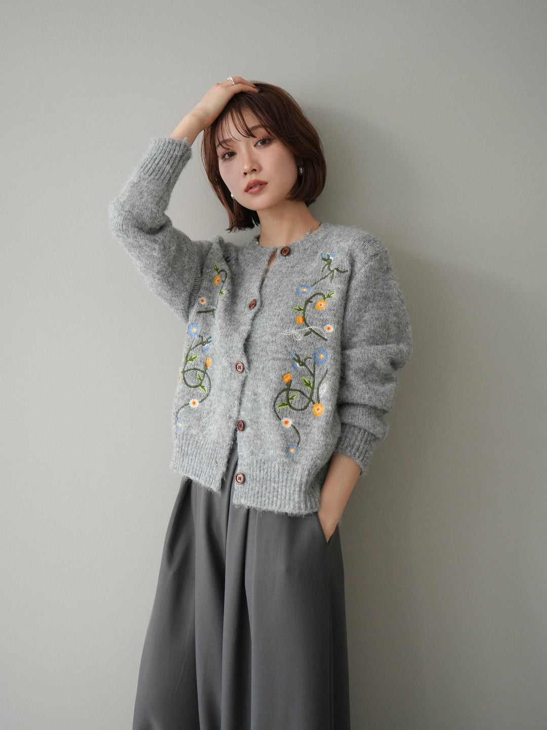 【預購】花朵刺繡針織開襟衫 / 灰色