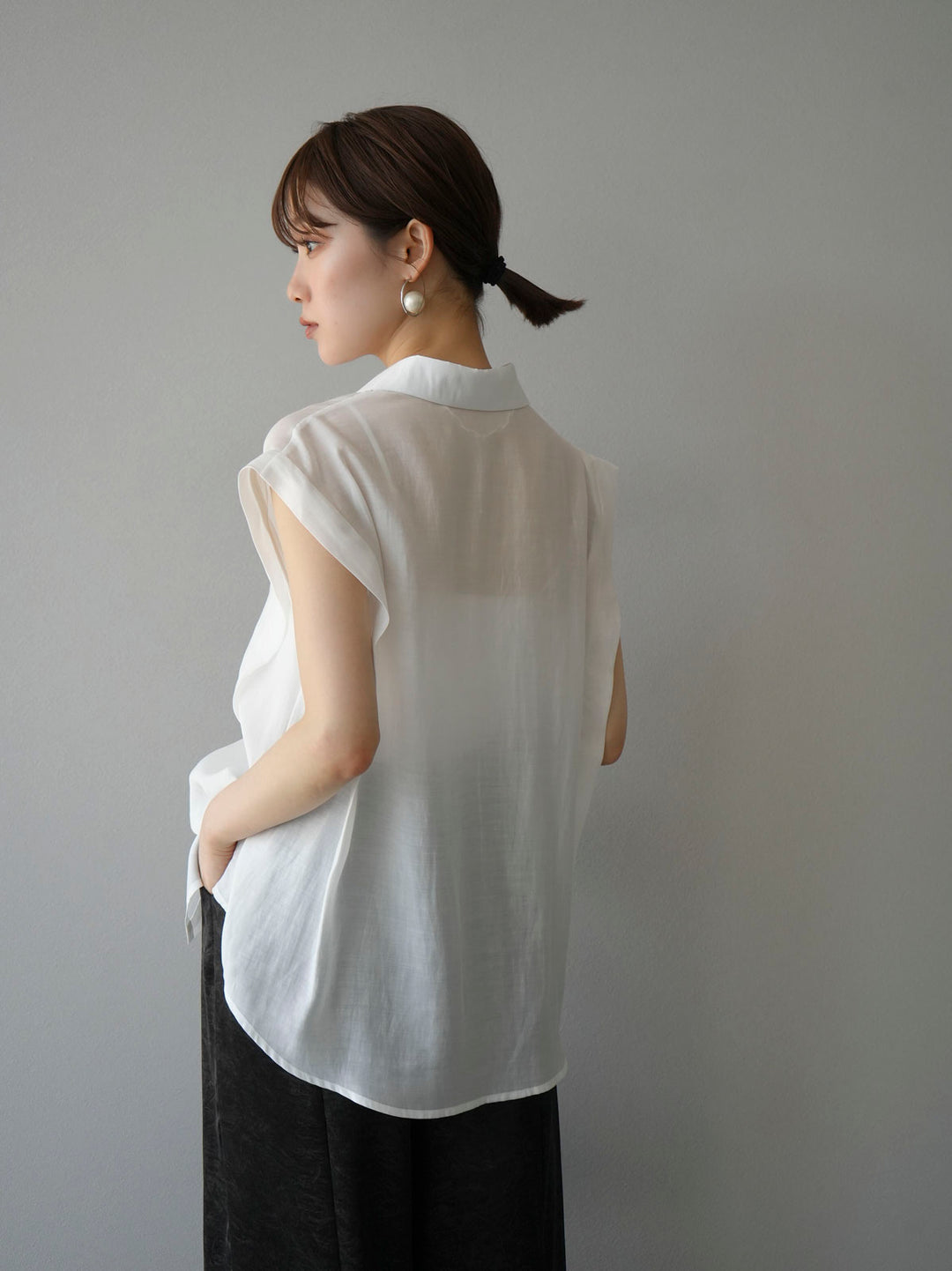 [Pre-order] Tuck shoulder sheer sleeveless shirt/white