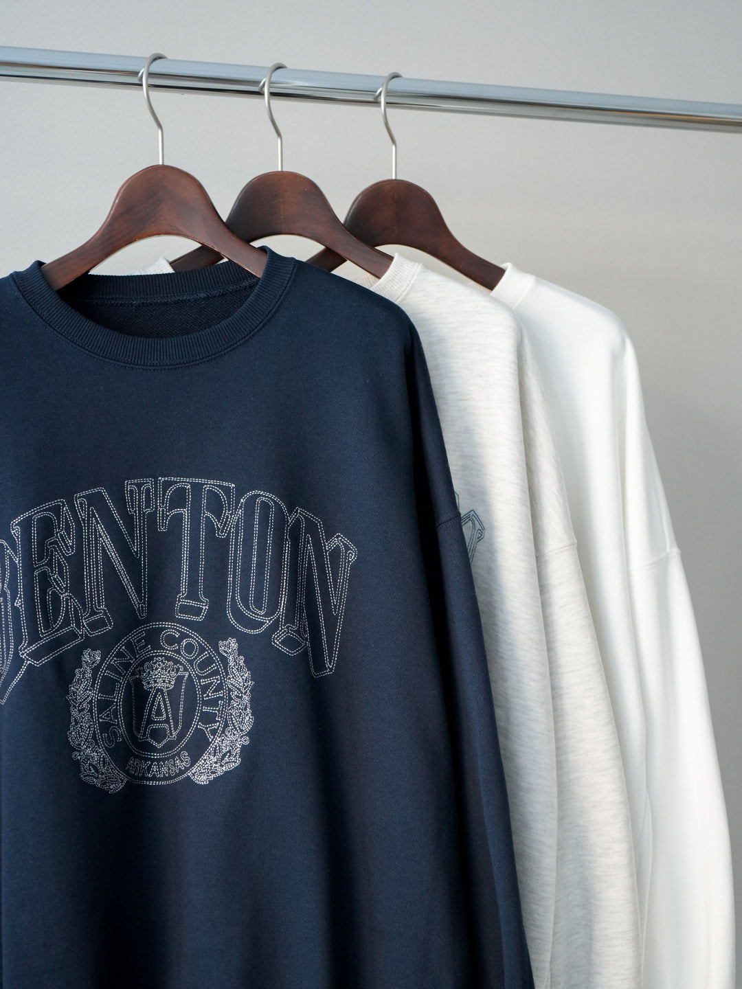 [SET]カレッジロゴ刺繍BIGスウェットプルオーバー+ボウタイ付オーバーシャツ(2set)