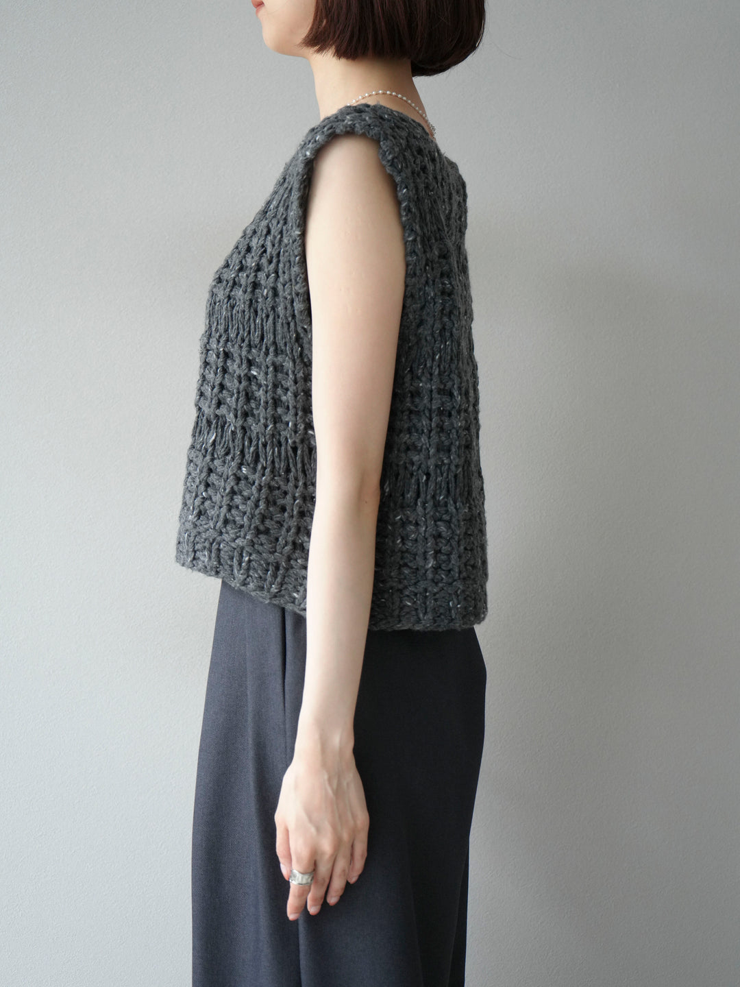[予約]ミックスヤーンデザイン編みニットベスト/チャコール