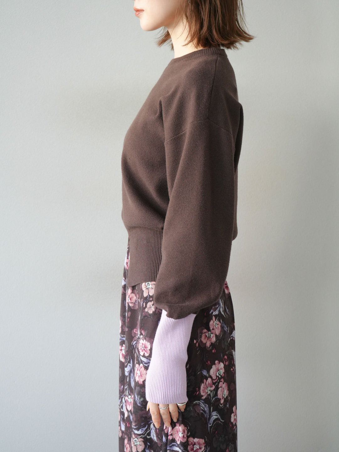 [予約]袖配色フロントスリットニットプルオーバー/ブラウン