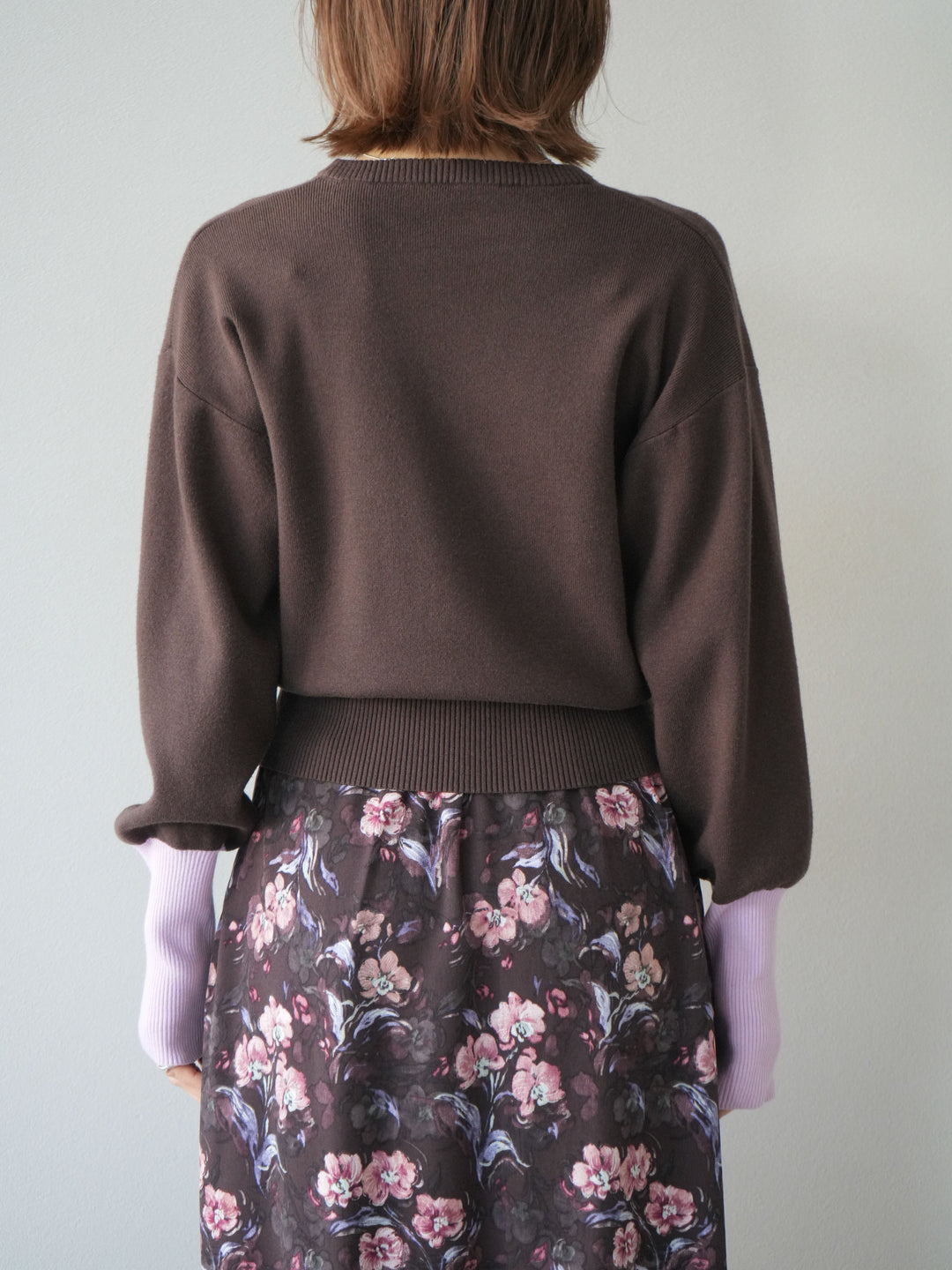 [予約]袖配色フロントスリットニットプルオーバー/ブラウン