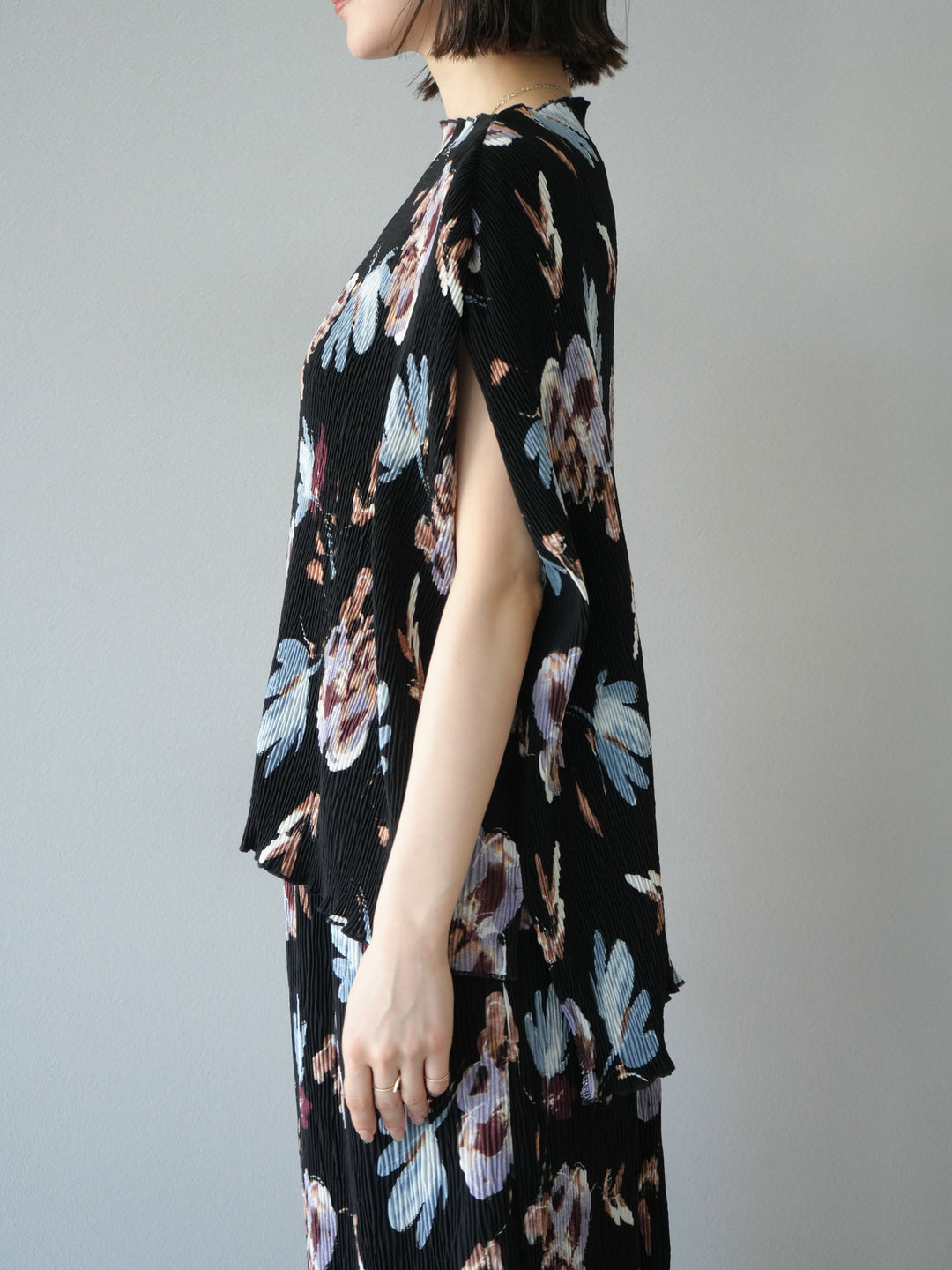 [預購] 花卉印花水洗褶上衣/黑色