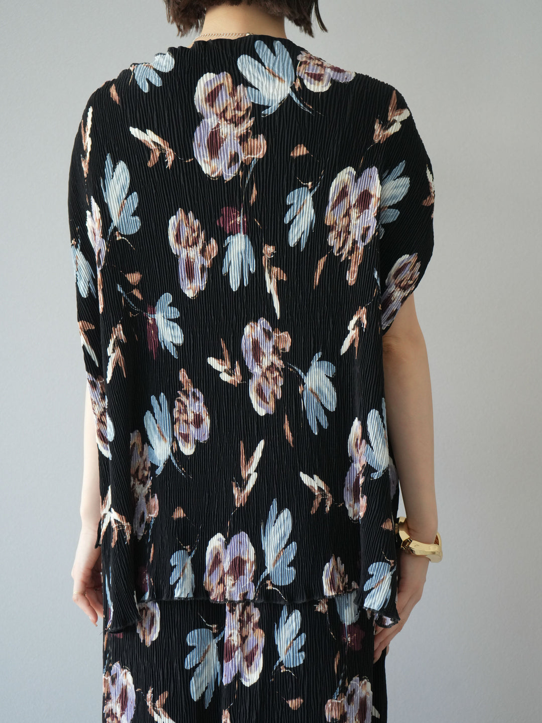 [預購] 花卉印花水洗褶上衣/黑色