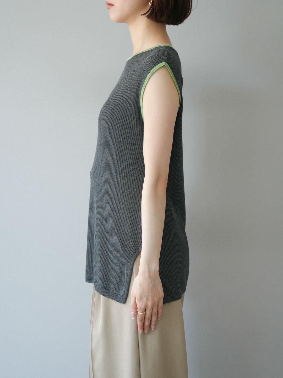 [予約]リネンタッチ配色ニットノースリーブプルオーバー/チャコール