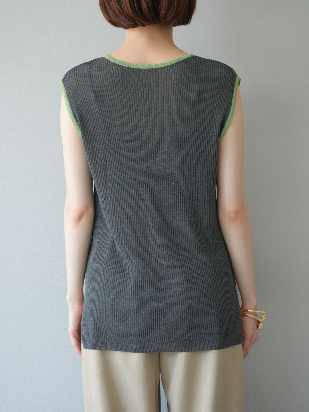 [予約]リネンタッチ配色ニットノースリーブプルオーバー/チャコール