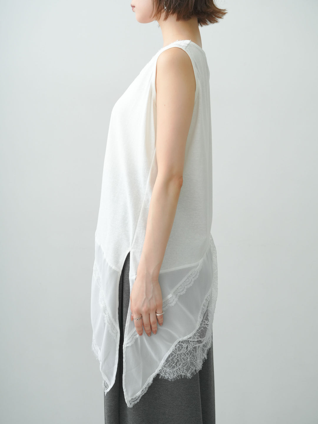 [予約]ヘムアシメレースドッキングノースリトップス/white