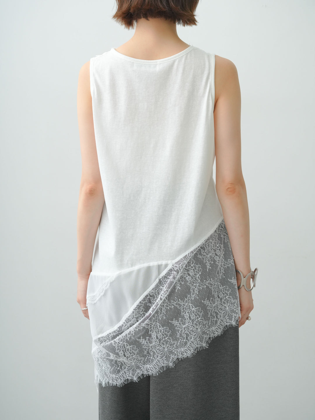 [予約]ヘムアシメレースドッキングノースリトップス/white