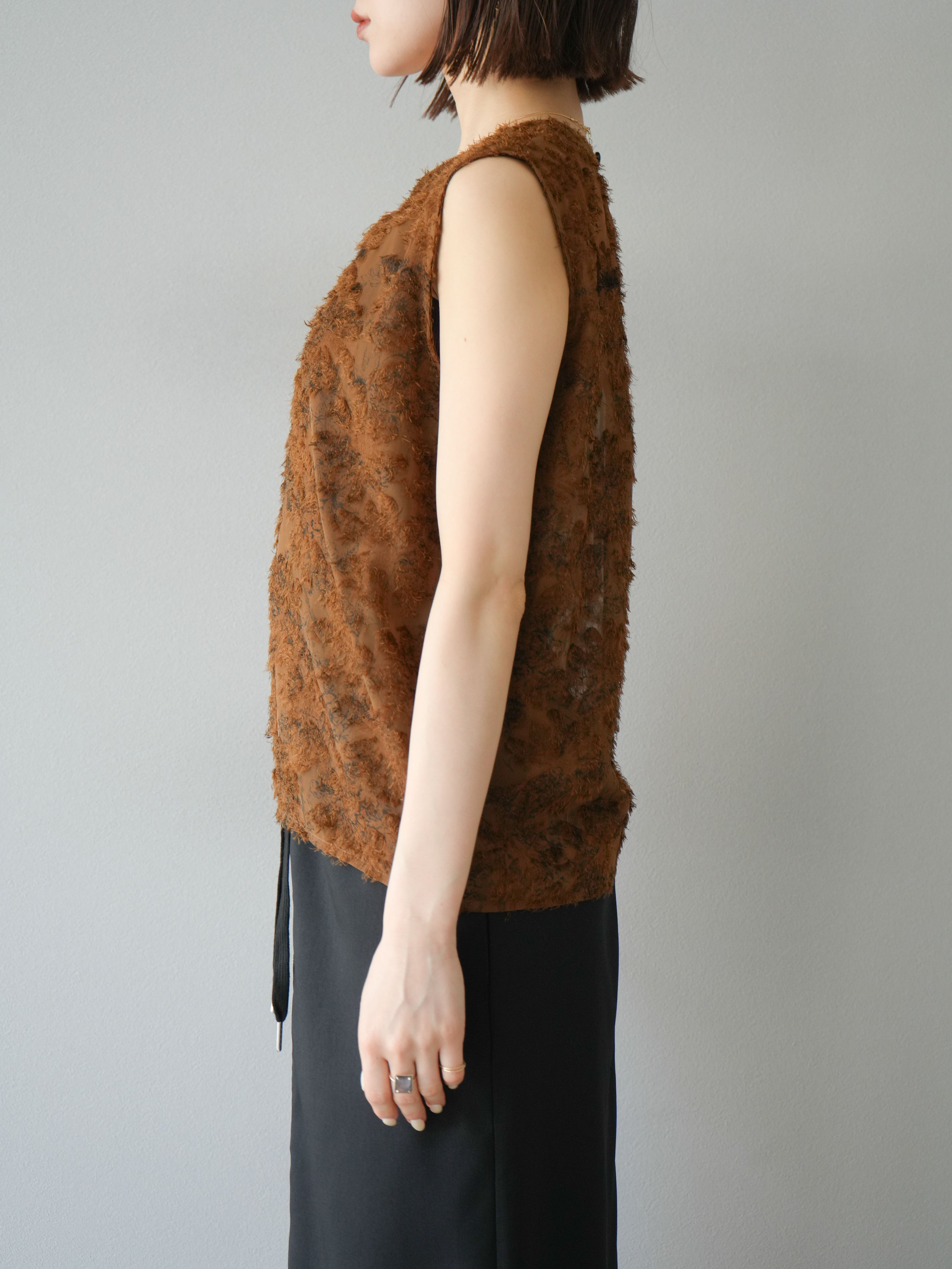 予約]ニュアンスフリンジジャガードノースリーブブラウス/ブラウン