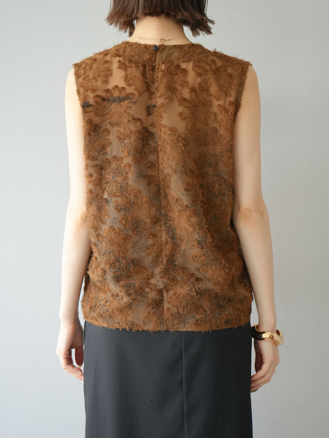 [予約]ニュアンスフリンジジャガードノースリーブブラウス/ブラウン