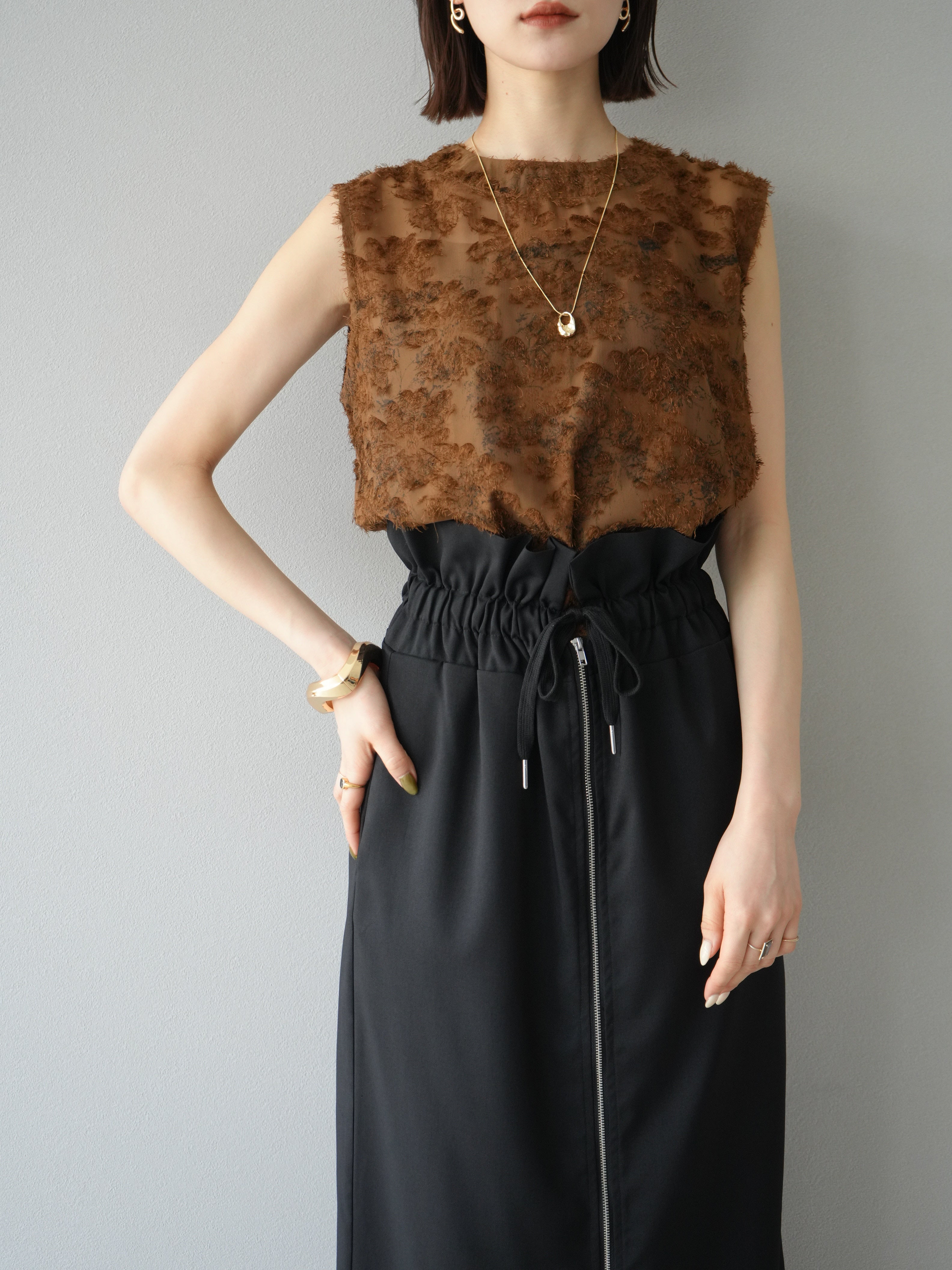 予約]ニュアンスフリンジジャガードノースリーブブラウス/ブラウン