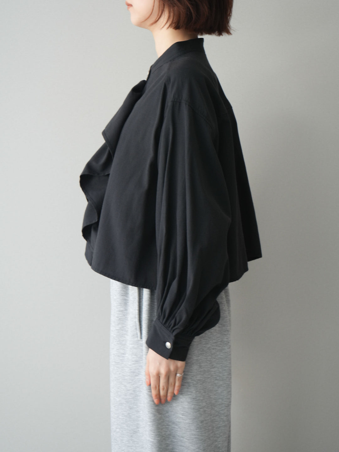 [予約]ラッフルフレアショートブラウス/black