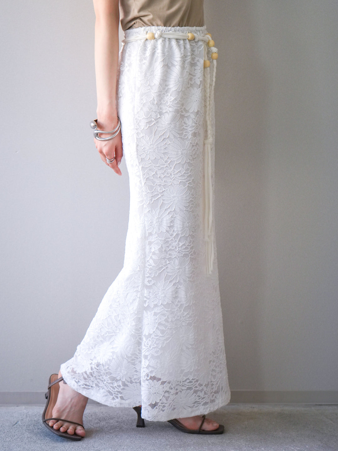 [予約]コードベルト付フラワーレーススカート/white
