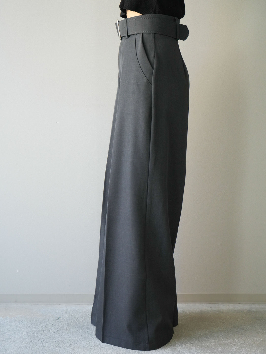 [予約]シルバーバックルドレープワイドスラックス/gray