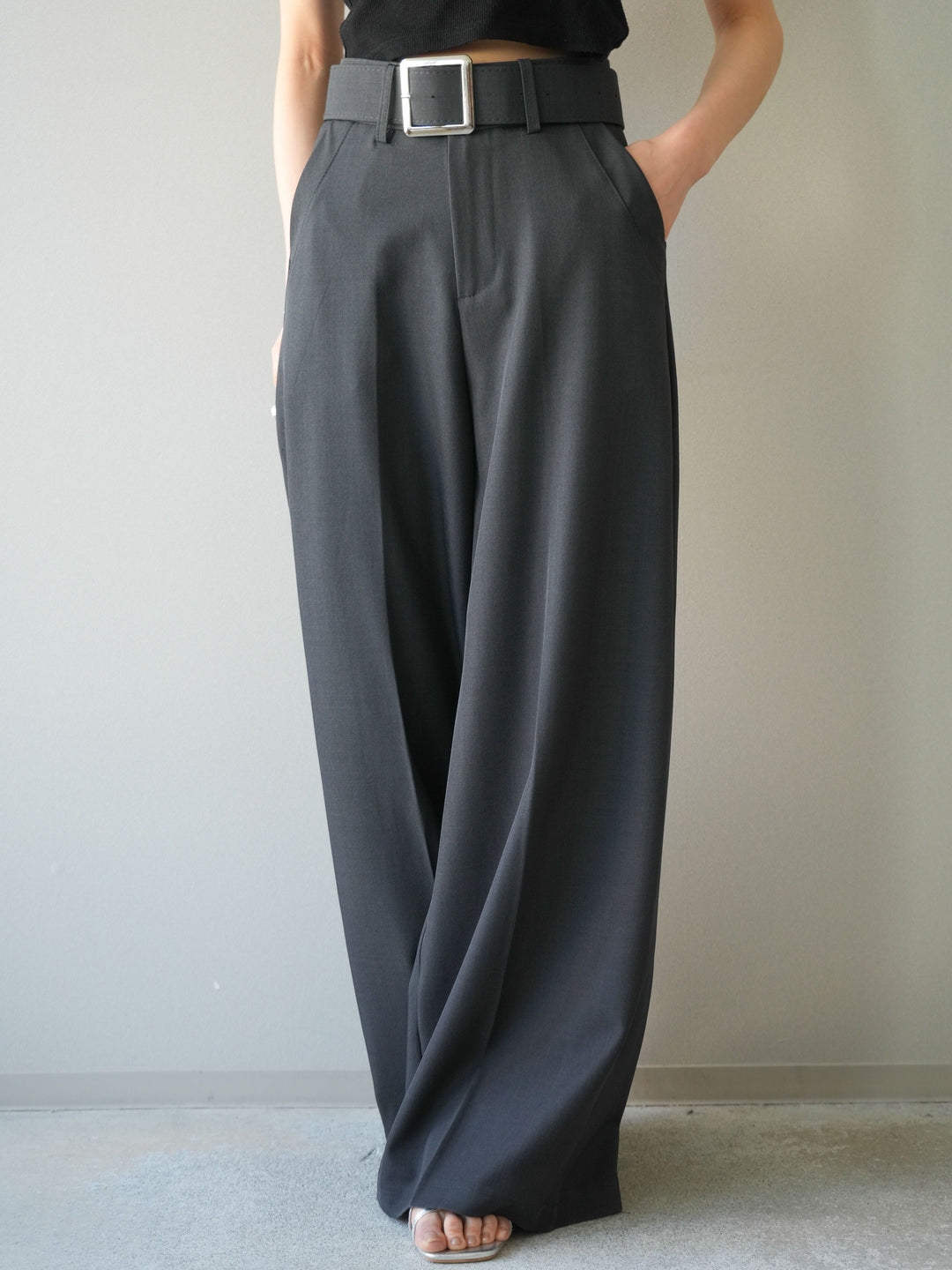 [予約]シルバーバックルドレープワイドスラックス/gray