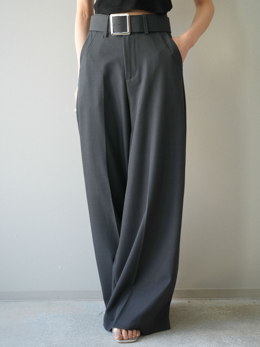 [予約]シルバーバックルドレープワイドスラックス/gray