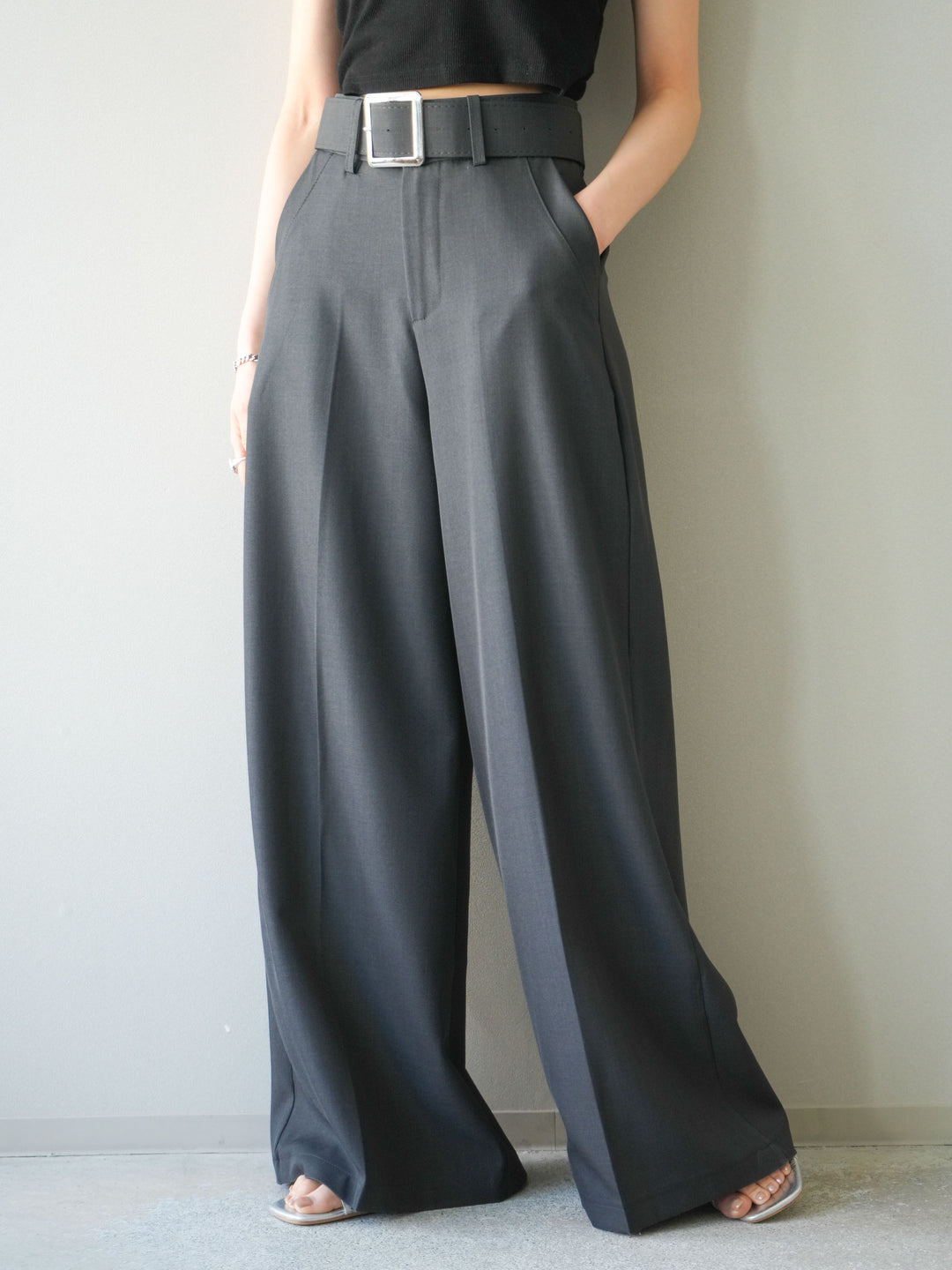 [予約]シルバーバックルドレープワイドスラックス/gray