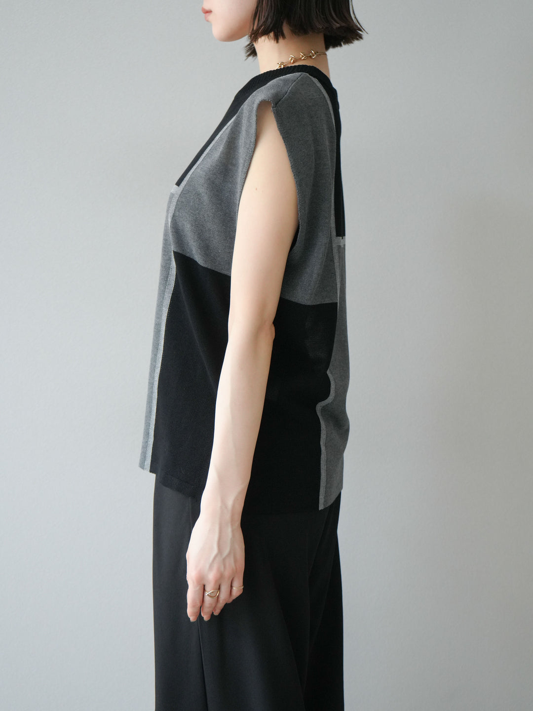 【預購】同色系無袖針織套頭衫/黑色