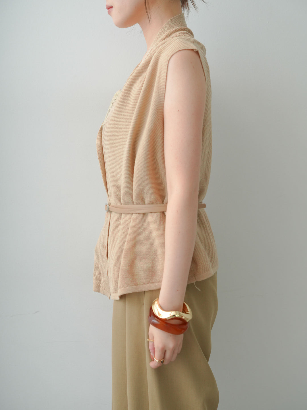 [予約]ベルト付フロントボタンノースリニットトップス/beige