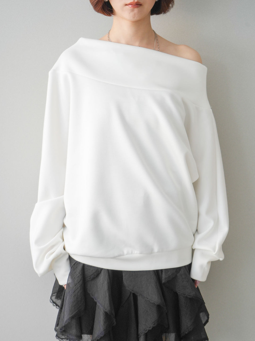 [予約]アシンメトリーオフショルポンチプルオーバー/white