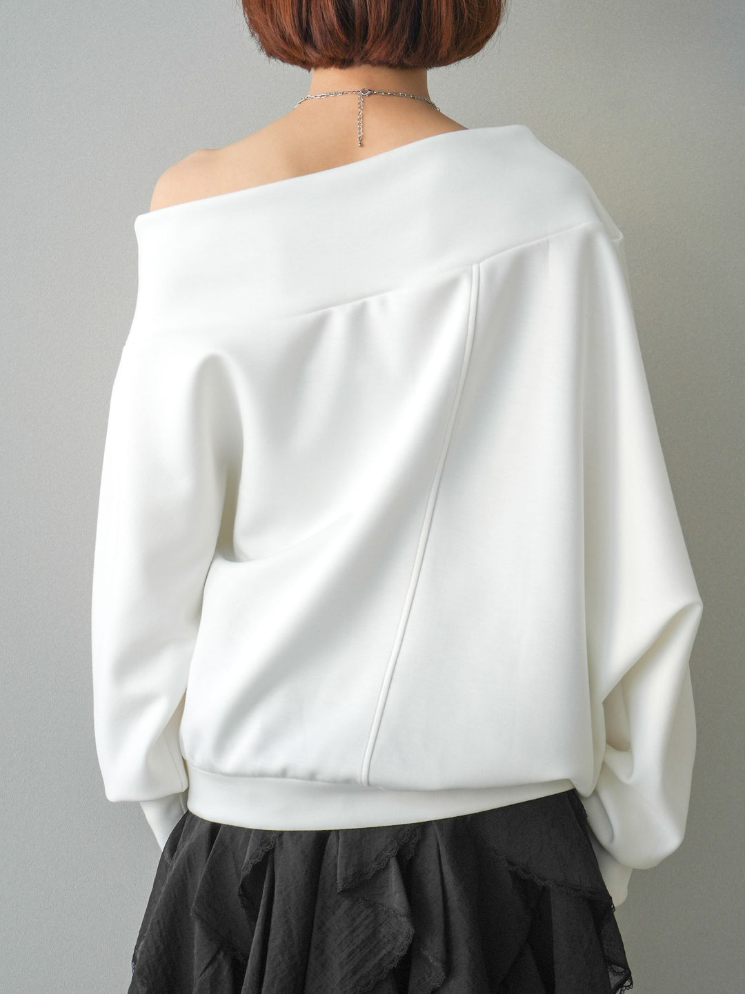 [予約]アシンメトリーオフショルポンチプルオーバー/white