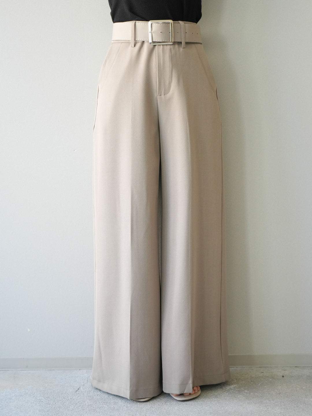 [予約]シルバーバックルドレープワイドスラックス/greige