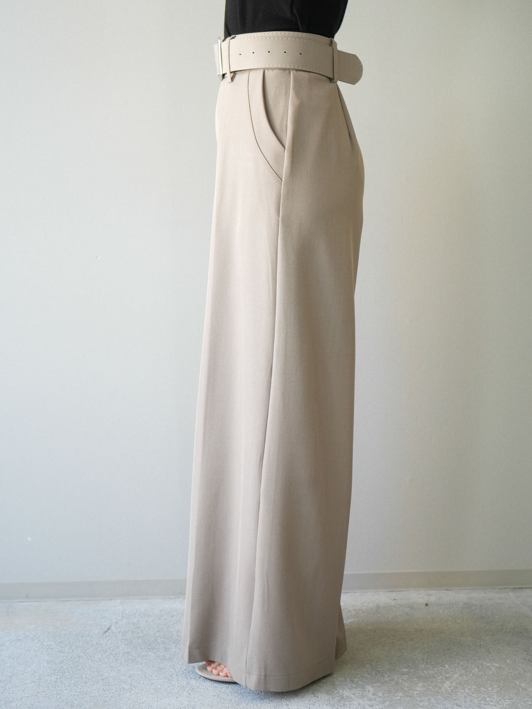 [予約]シルバーバックルドレープワイドスラックス/greige