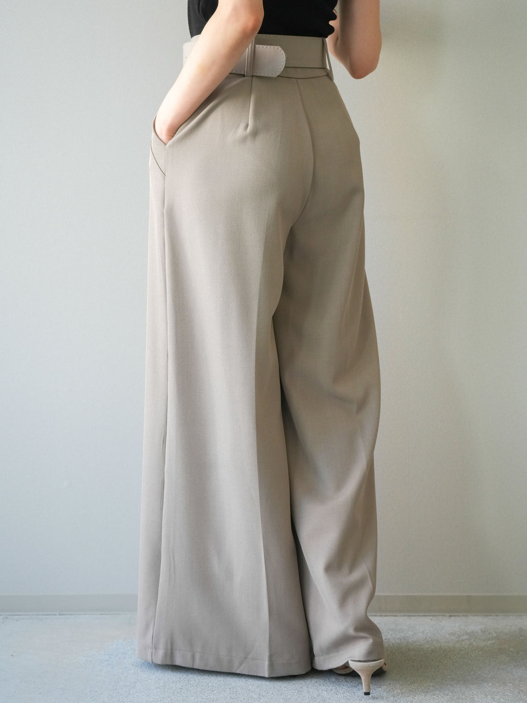 [予約]シルバーバックルドレープワイドスラックス/greige