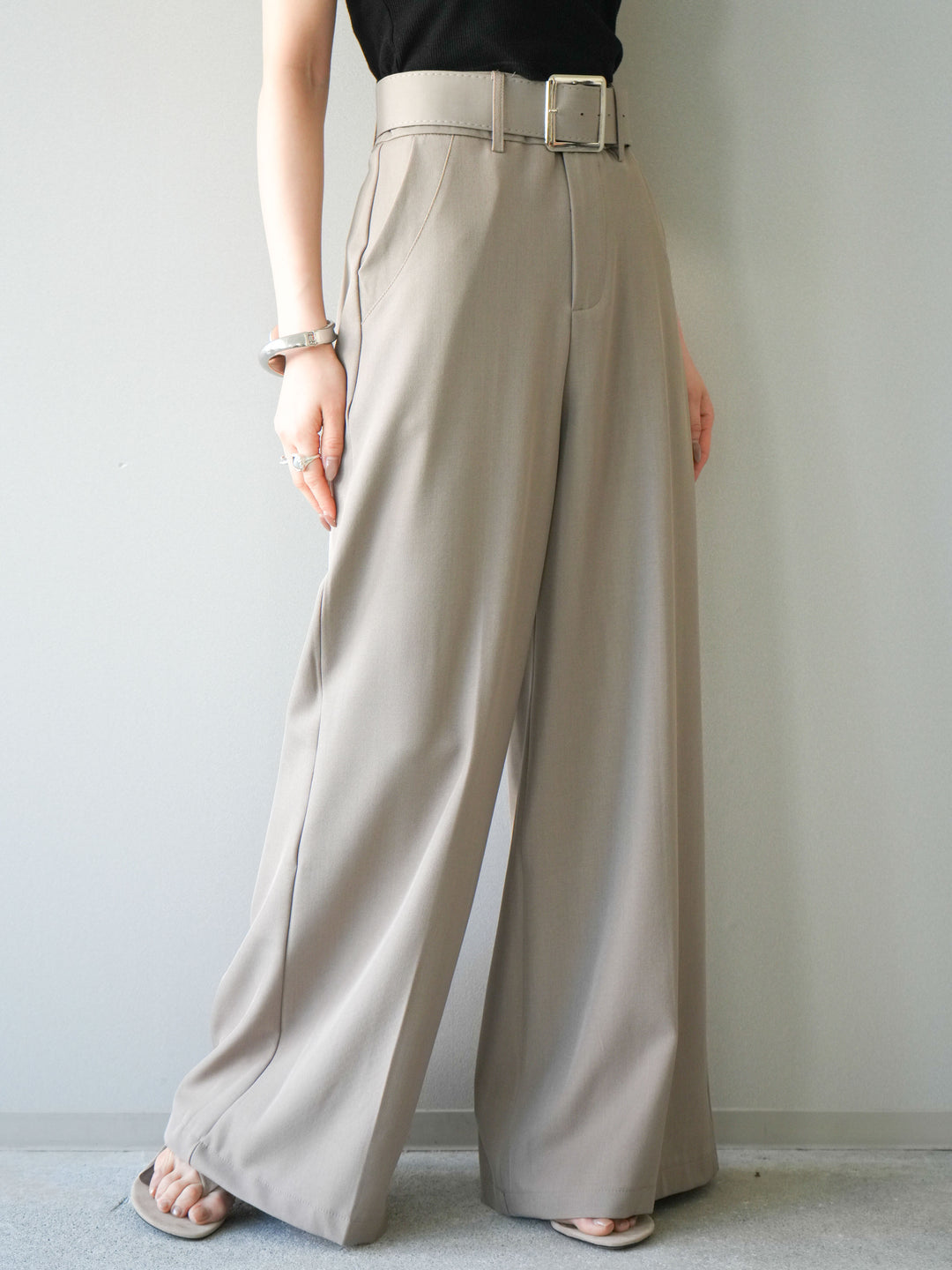 [予約]シルバーバックルドレープワイドスラックス/greige