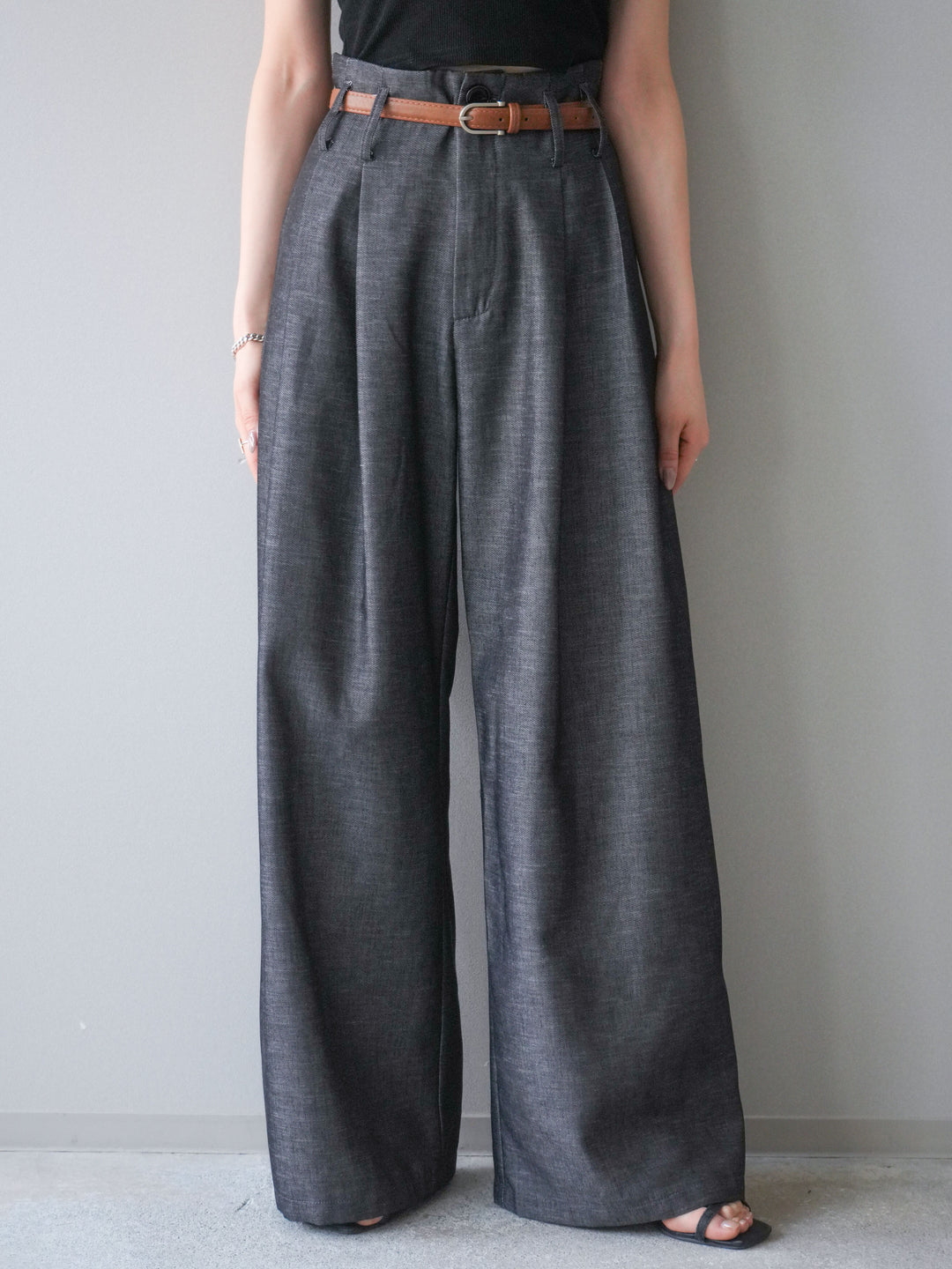 [予約]ベルト付ハイウエストワイドパンツ/charcoal