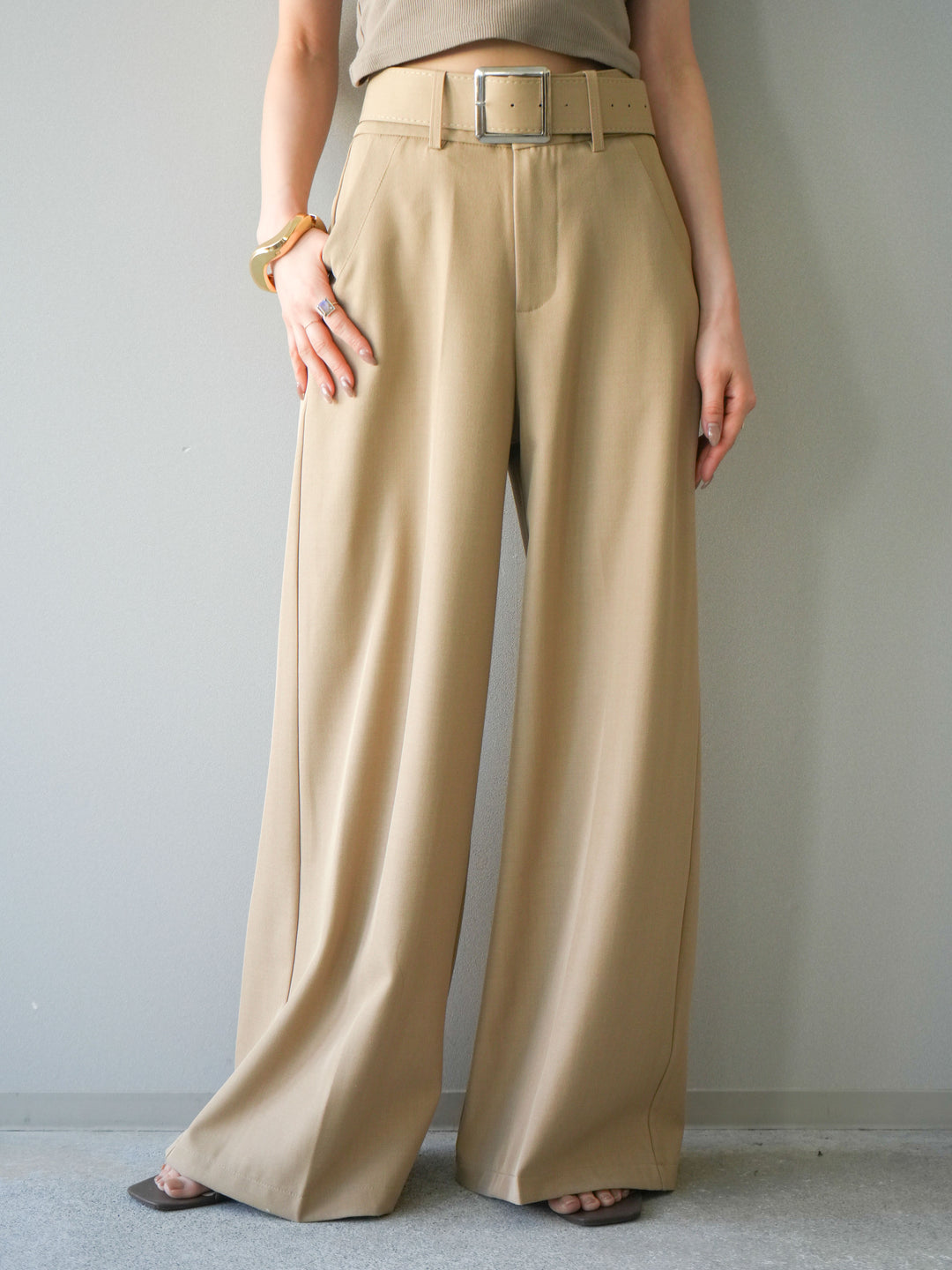 [予約]シルバーバックルドレープワイドスラックス/beige
