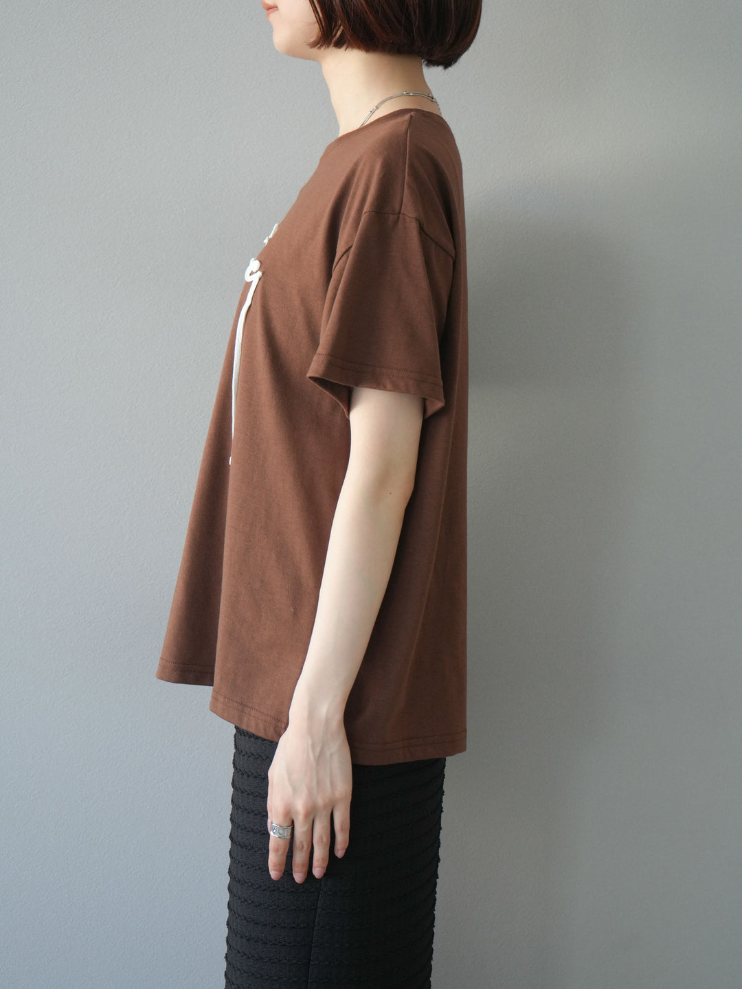 [予約]コード刺繍ロゴTシャツ/ブラウン