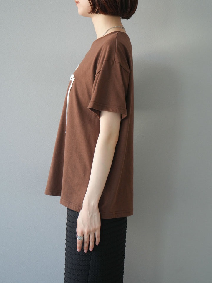 [予約]コード刺繍ロゴTシャツ/ブラウン