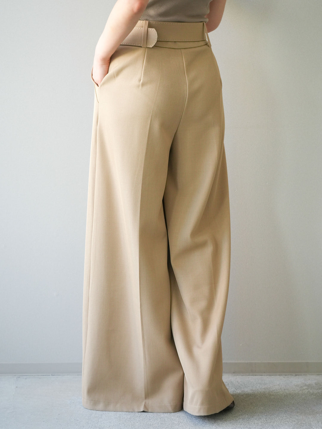 [予約]シルバーバックルドレープワイドスラックス/beige