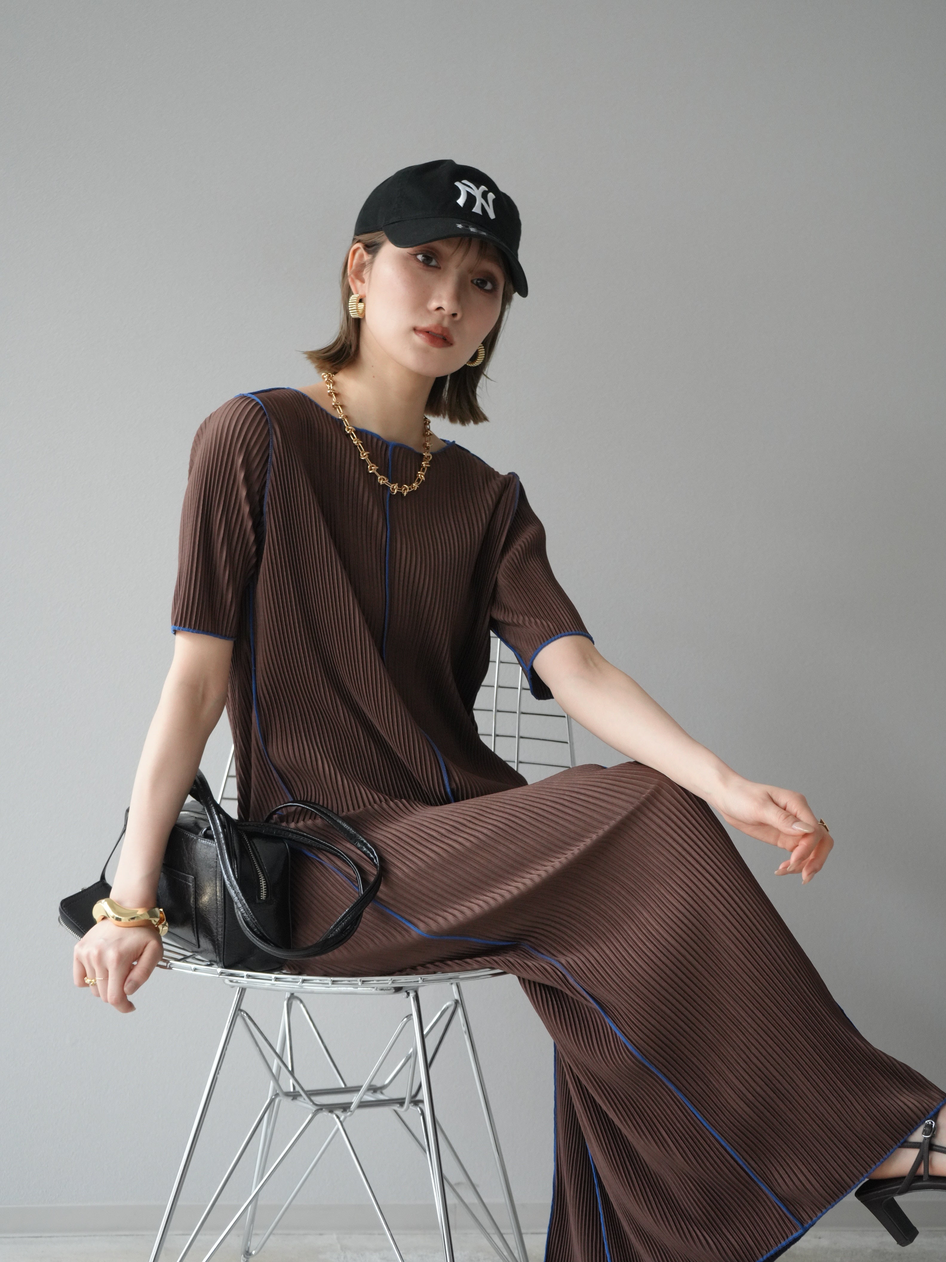 予約]配色プリーツワンピース/ブラウン – Lumier