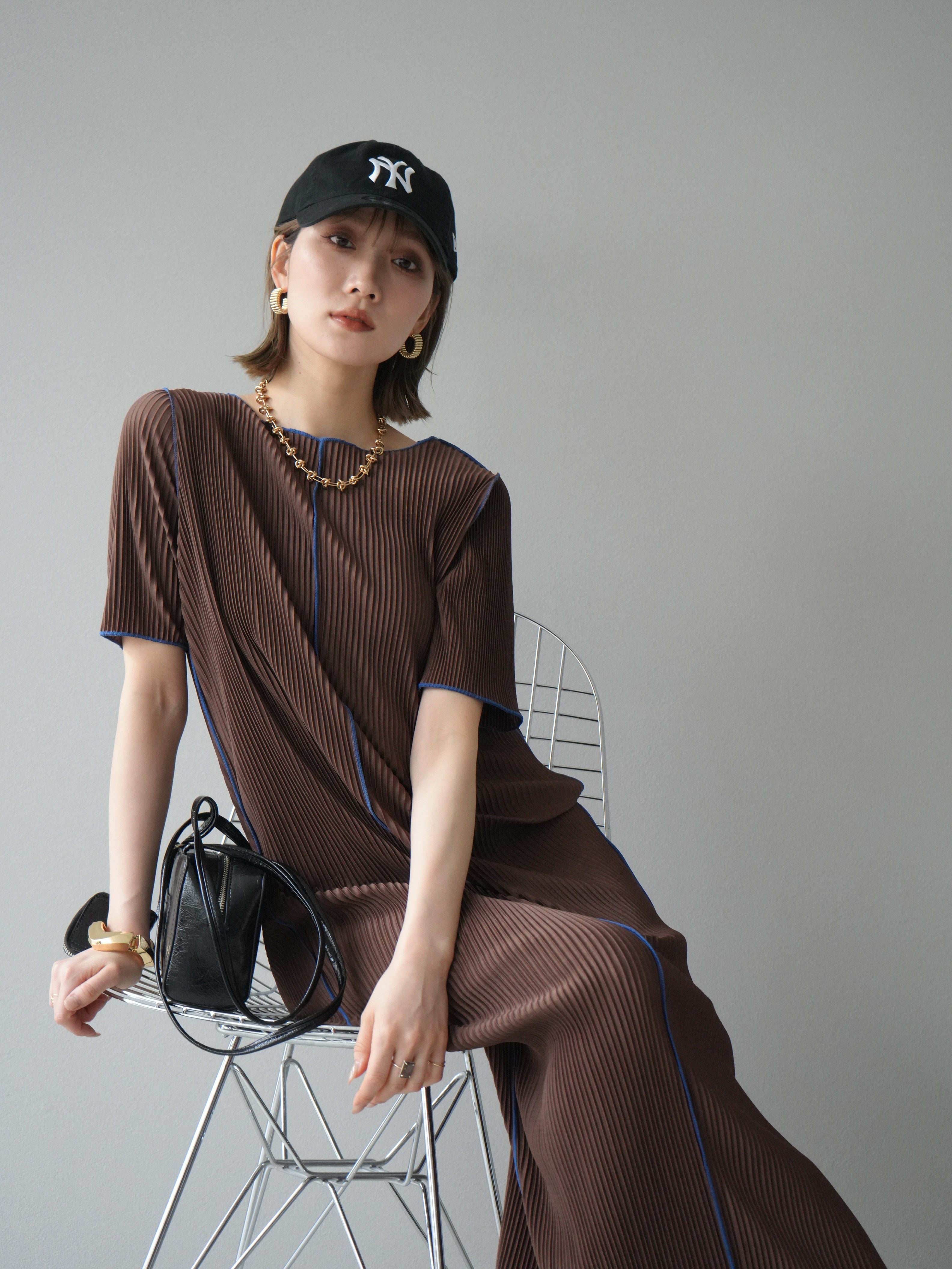 予約]配色プリーツワンピース/ブラウン – Lumier