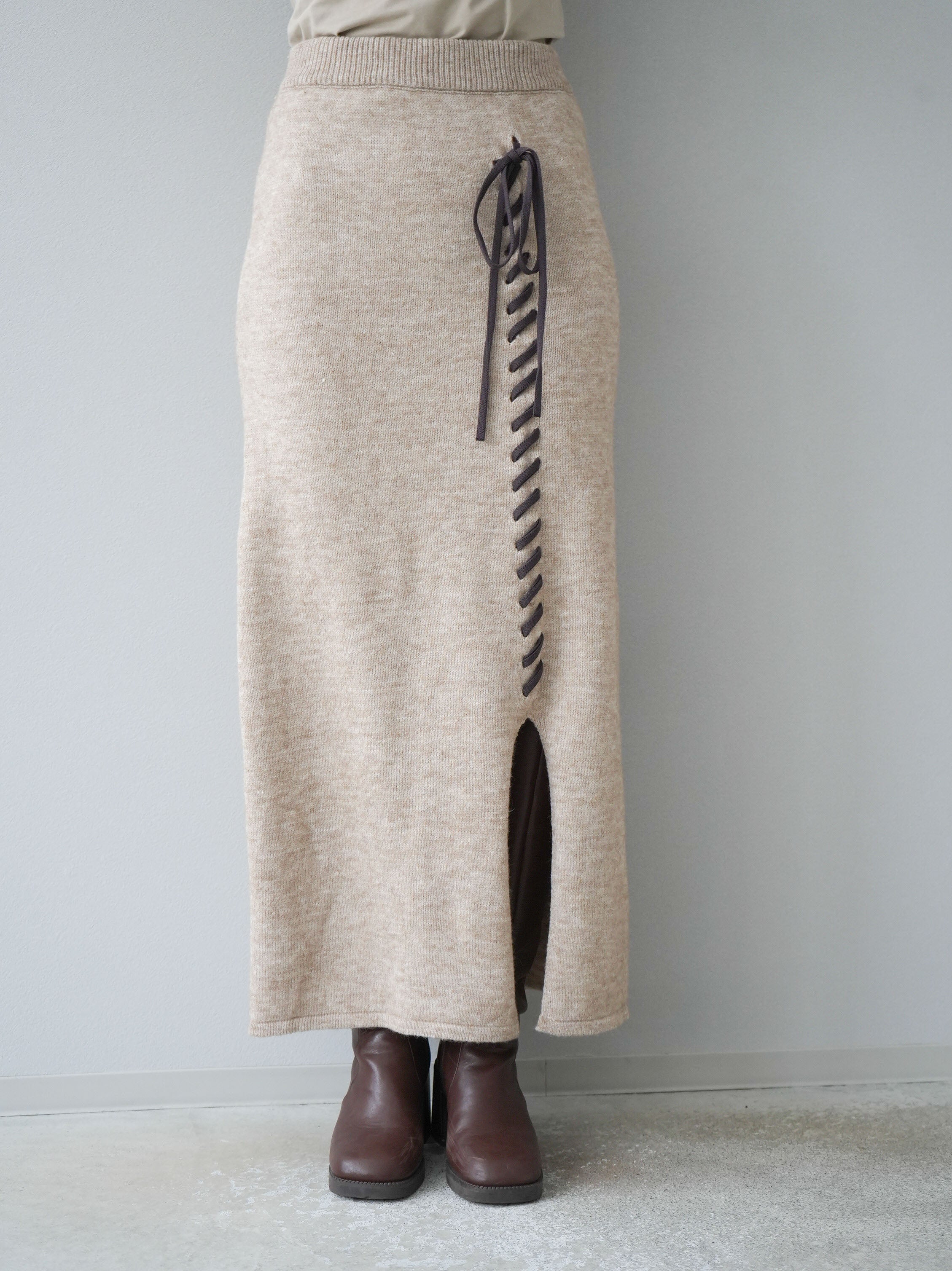 Lumier ハンドステッチ配色オーバーニットプルオーバー　配色デザインスカート 予約]ハンドステッチ配色デザインスカート/ベージュ – Lumier
