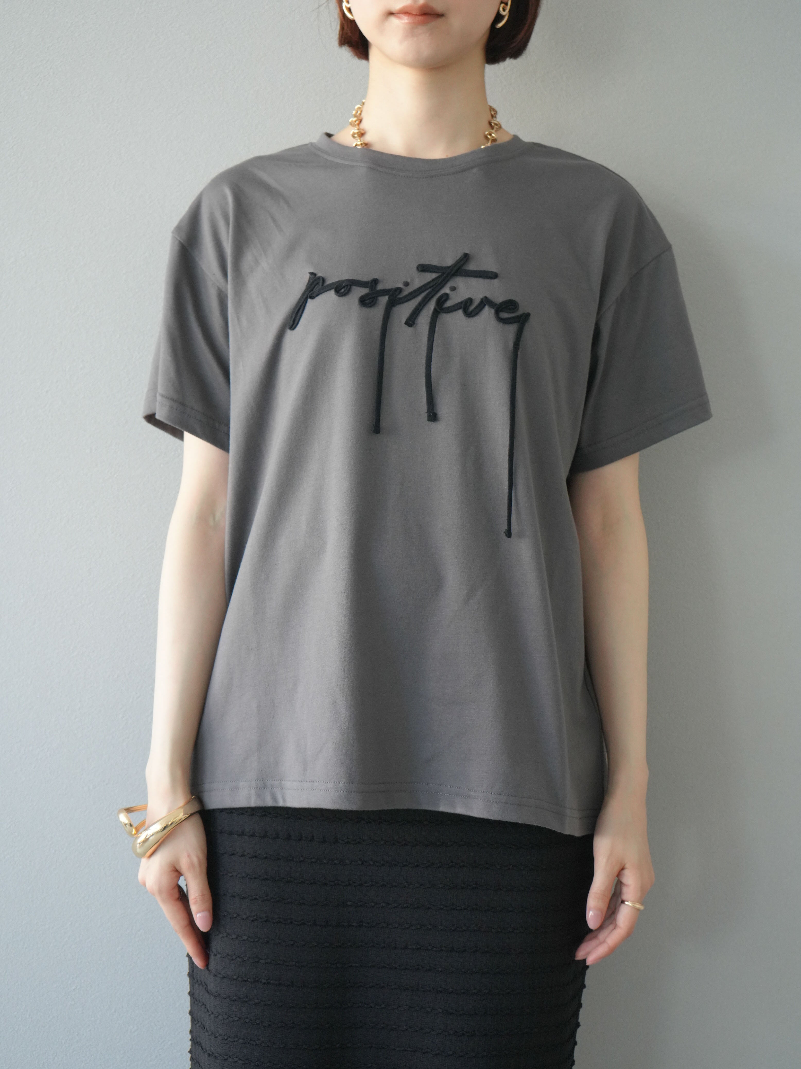 予約]コード刺繍ロゴTシャツ/チャコール – Lumier