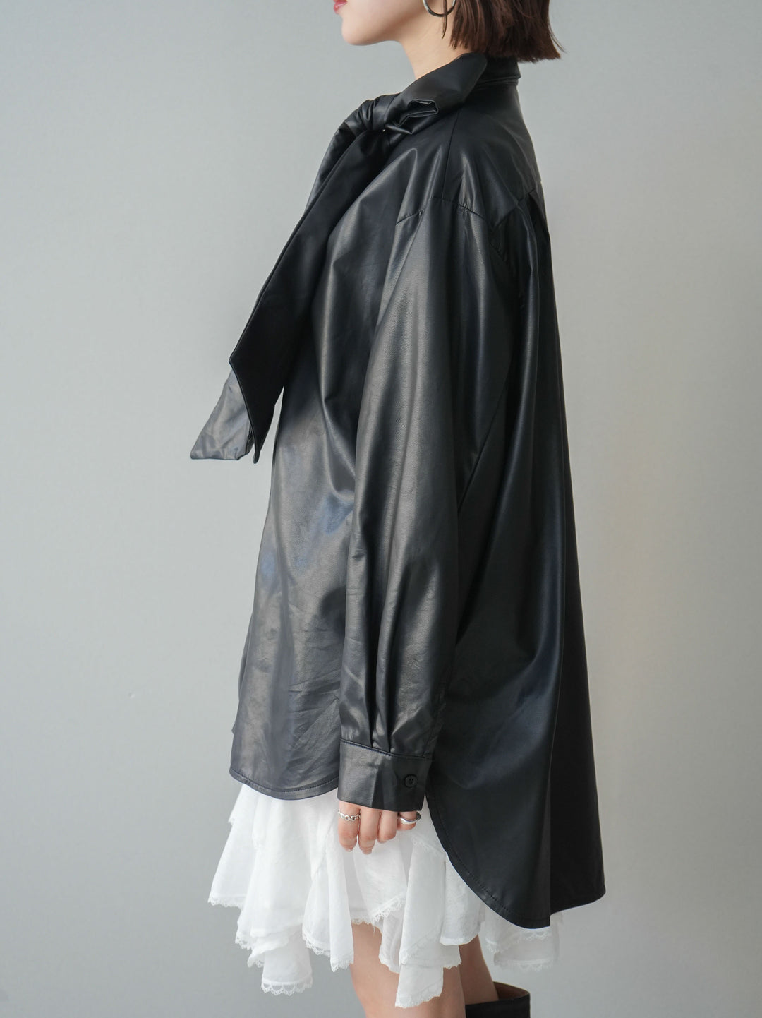 [予約]フェイクレザーボウタイブラウス/black