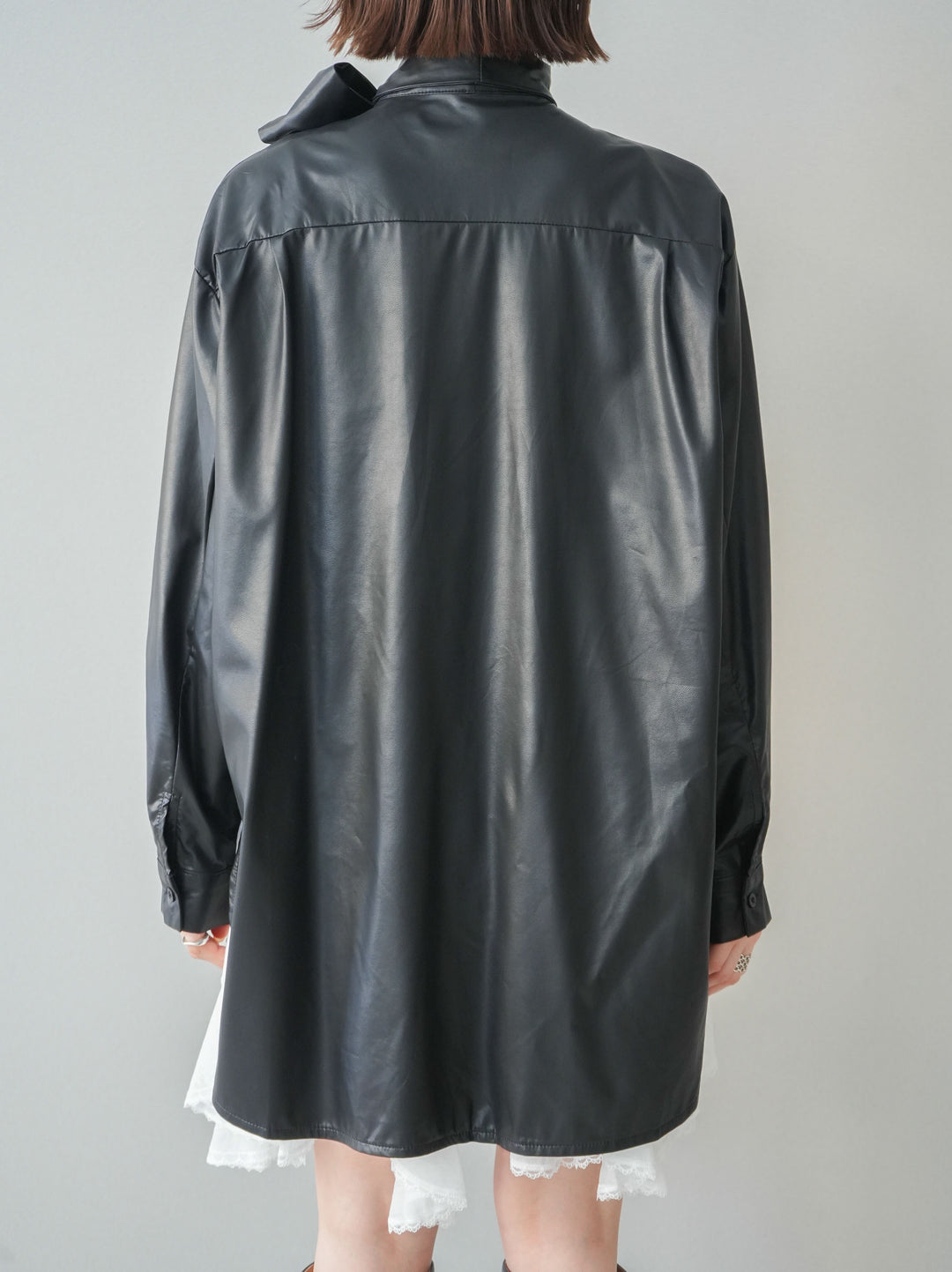 [予約]フェイクレザーボウタイブラウス/black