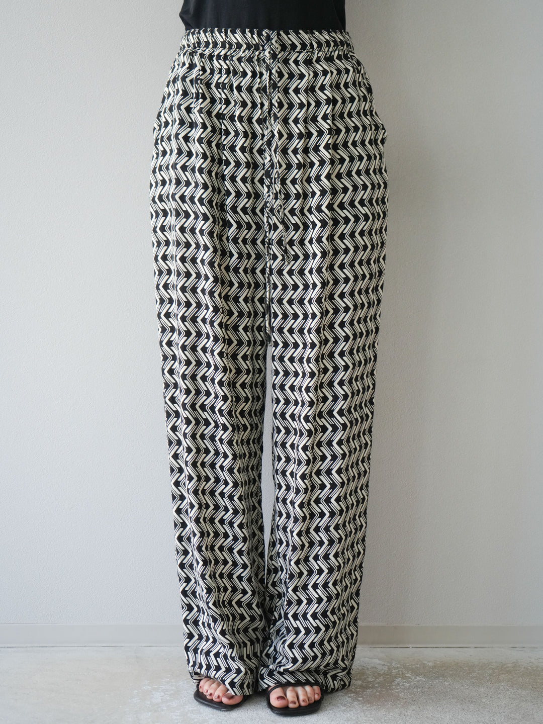 [予約]レーヨンフレックススラブウェーブ柄ストレートパンツ/ブラック