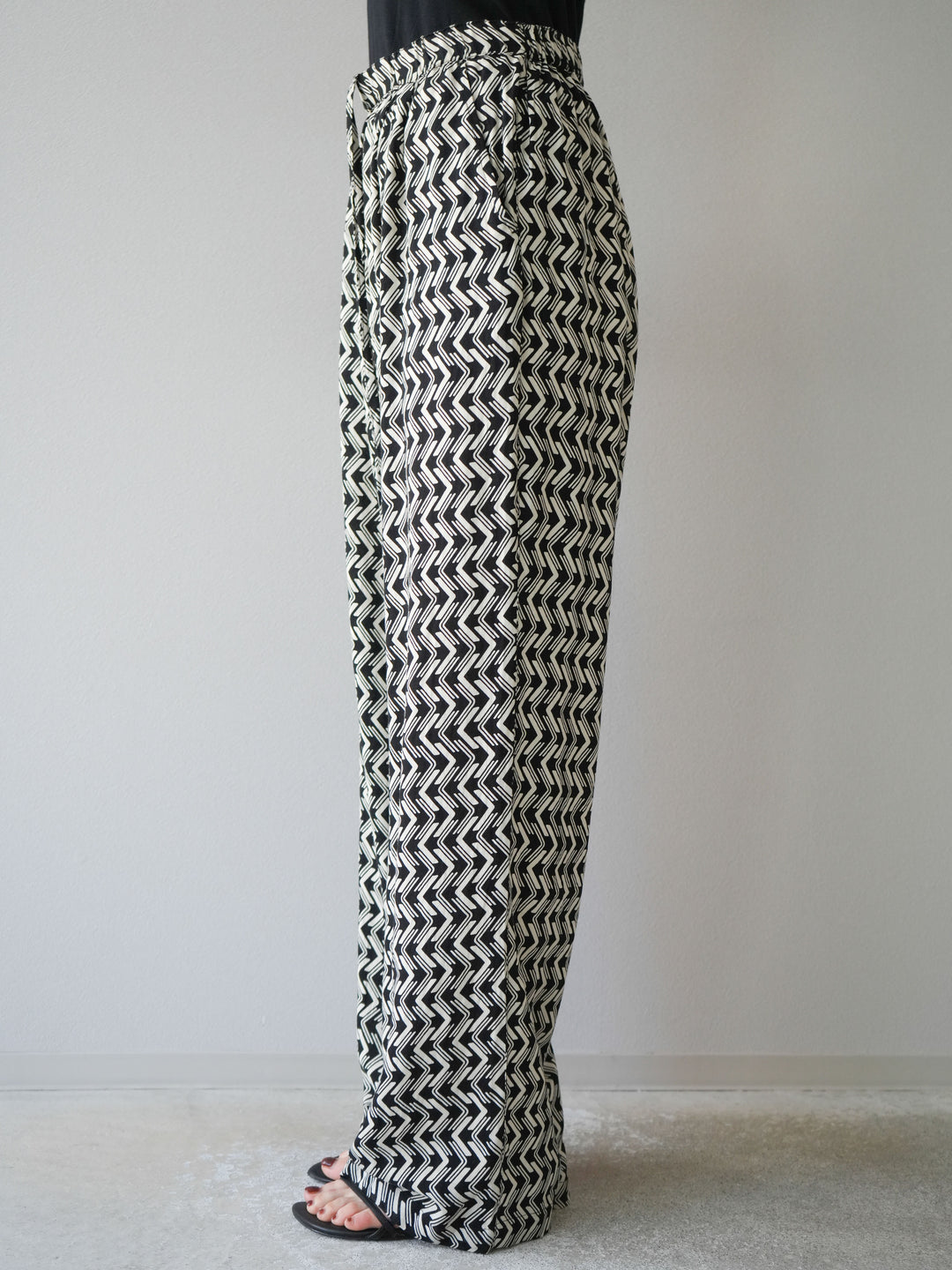 [予約]レーヨンフレックススラブウェーブ柄ストレートパンツ/ブラック